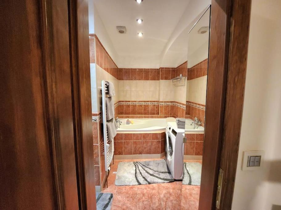 Spacious Apartment 6Min From The Dancing House ปราก ภายนอก รูปภาพ