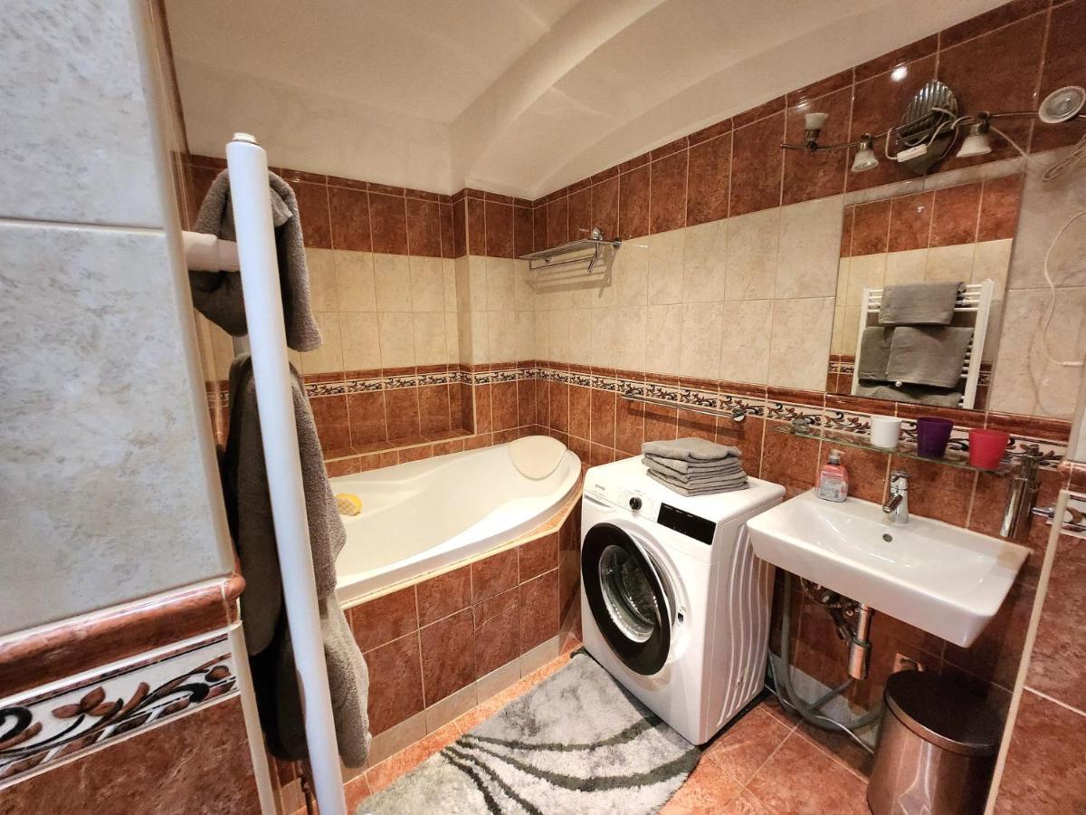 Spacious Apartment 6Min From The Dancing House ปราก ภายนอก รูปภาพ